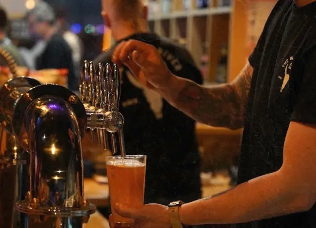 Une bière servie à la pression au comptoir du Black River à Rambouillet