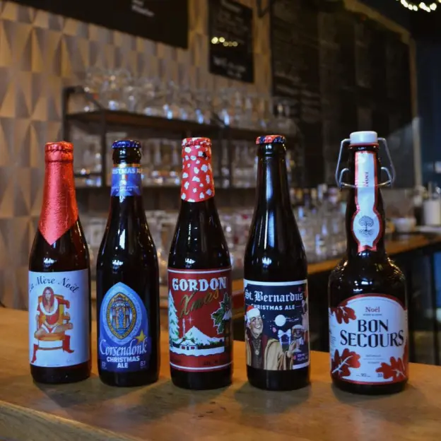 Sélection de bières de Noël alignées sur le bar
