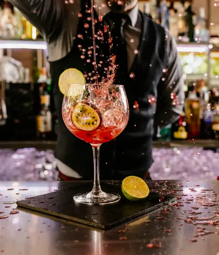 Cocktail pétillant aux agrumes servi au comptoir du Black River, bar à cocktails à Rambouillet