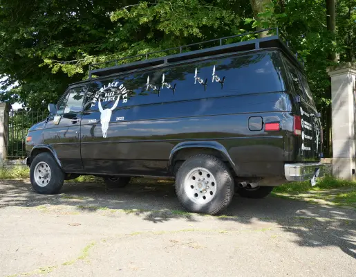 Le Beer Truck du Black River, van américain noir équipé de tireuses, à louer pour vos événements dans les Yvelines