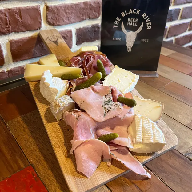 Planche apéritive de fromages et charcuterie au Black River, bar à tapas à Rambouillet