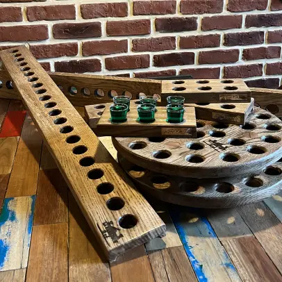 Planches à shooters en bois sur un tonneau