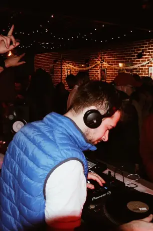 DJ aux platines pendant une soirée au Black River