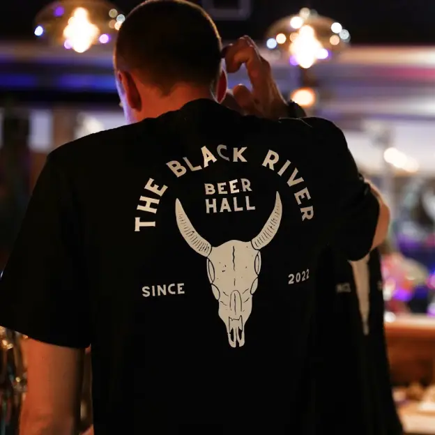 T-shirt The Black River Beer Hall, since 2022, porté au comptoir