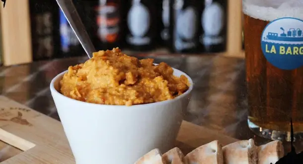 Tapas : houmous maison et crackers avec une bière La Barge