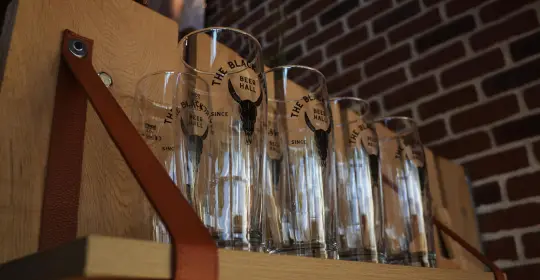 Verres à bière suspendus à une lanière de cuir